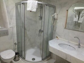 Standard Room | Bathroom | Separate bathtub and shower, free toiletries, hair dryer, slippers - Eyna Hotel (Ankara)