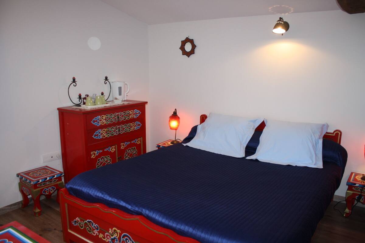 Triple Room (Vent d'Est) | Memory foam beds, individually decorated, individually furnished