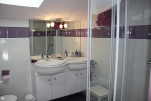 Comfort Quadruple Room (Souvenirs d'antan) | Bathroom | Free toiletries, hair dryer, towels, toilet paper