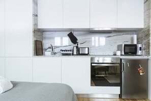 冰箱、微波炉、烤箱、炉灶