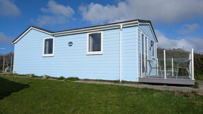 Exterior - The perfect chalet for beach lovers, water sports enthusiasts and walkers alike (Hayle)