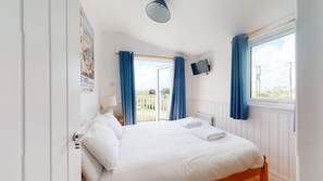 3 bedrooms, iron/ironing board, internet, bed sheets - The perfect chalet for beach lovers, water sports enthusiasts and walkers alike (Hayle)