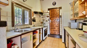 Fridge, oven, stovetop, coffee/tea maker