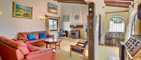 TV, fireplace