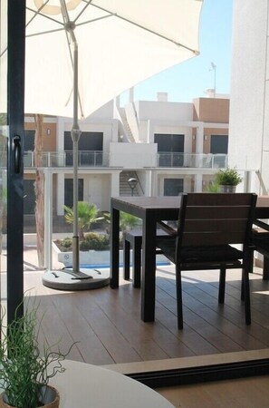 Outdoor dining - Modern 2 bedroom apartment with swimming pool 800 from the beach (Orihuela Costa)