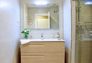 Shower, free toiletries, hair dryer, towels - Feelathome Madrid Suites Apartments (Madrid)