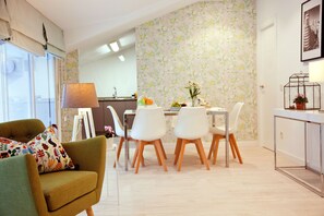 Appartement, 2 slaapkamers, terras | Woonkamer | Flatscreentelevisie
