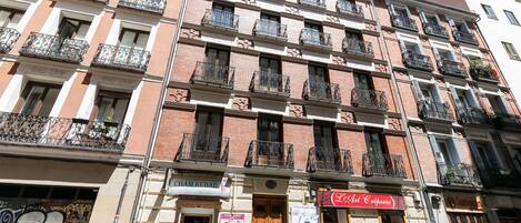 A multi-story building with balconies, a ground-floor restaurant named "Cham Kebab," and a cafe called "Art & Crepe."