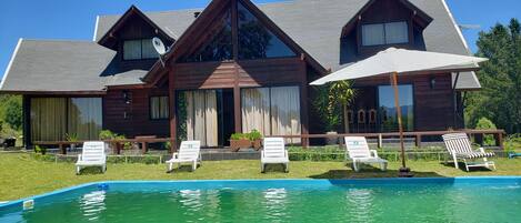 Una piscina al aire libre