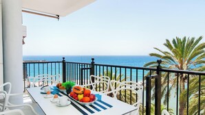 Ein Balkon mit Frühstückstisch, Blick aufs Meer.