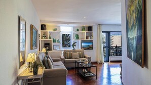 Ein modernes Wohnzimmer mit einer Couch, einem Couchtisch und Regalen mit Dekoration.