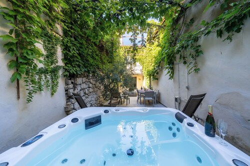 UNIQUE IN THE CITY CENTER: WARM TOWNHOUSE WITH PRIVATE PATIO AND JACUZZI