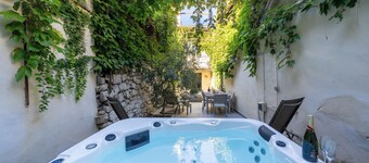 UNIQUE IN THE CITY CENTER: WARM TOWNHOUSE WITH PRIVATE PATIO AND JACUZZI