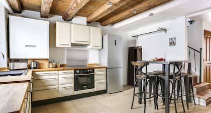 UNIQUE IN THE CITY CENTER: WARM TOWNHOUSE WITH PRIVATE PATIO AND JACUZZI