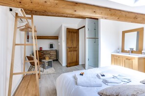 3 bedrooms, soundproofing, iron/ironing board, travel cot