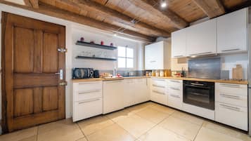 Een koelkast, een magnetron, een oven, een kookplaat