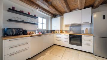 Een koelkast, een microgolfoven, een oven, een kookplaat