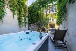 Terrace/patio - UNIQUE IN THE CITY CENTER: WARM TOWNHOUSE WITH PRIVATE PATIO AND JACUZZI (Avignon)