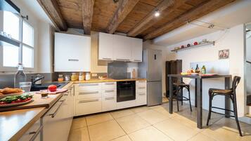 Een koelkast, een microgolfoven, een oven, een kookplaat