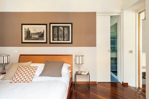 3 bedrooms, iron/ironing board, travel crib, free WiFi - Trevi Charming Penthouse (Roma)