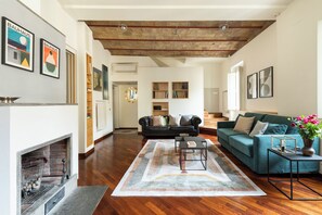 Smart TV, DVD player, books, video library - Trevi Charming Penthouse (Roma)