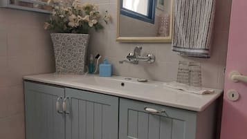 Basic Studio (Basement) | Bathroom | Combined shower/tub, jetted tub, free toiletries, hair dryer