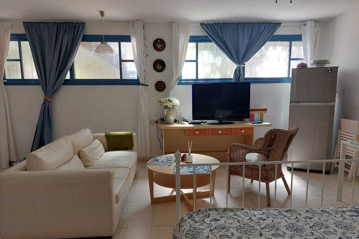 Estúdio básico (Basement) | 1 quarto, roupas de cama premium, frigobar, escrivaninha