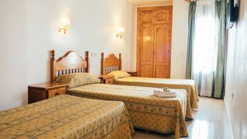 Habitació triple | Escriptori, cortines opaques i wifi gratuïta