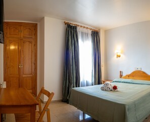 Superior Room | Desk, blackout curtains, free WiFi - Hotel Valmar (Villar de Olalla)