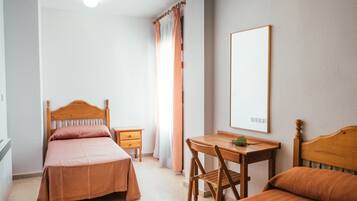 Habitación cuádruple | Escritorio, cortinas opacas, wifi gratis