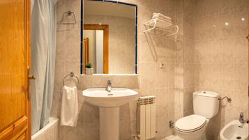 Combinació de dutxa i banyera i articles de tocador gratuïts