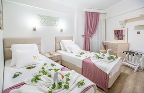 基础双床房 | 客房内保险箱、免费 WiFi、床单