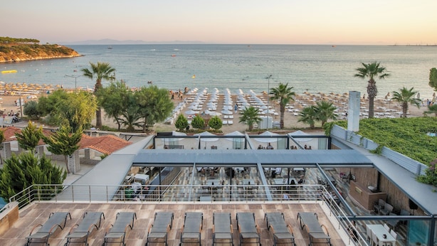 A rooftop terrace with sun loungers, a pool, and a view of the sea. - Sea Bird Hotel (Didim)