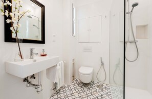 Regadera, secadora de cabello, bidet, toallas 