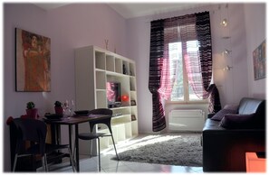 TV, books - Bright and elegant apartment in the center of Rome overlooking the Vatican City (Roma)