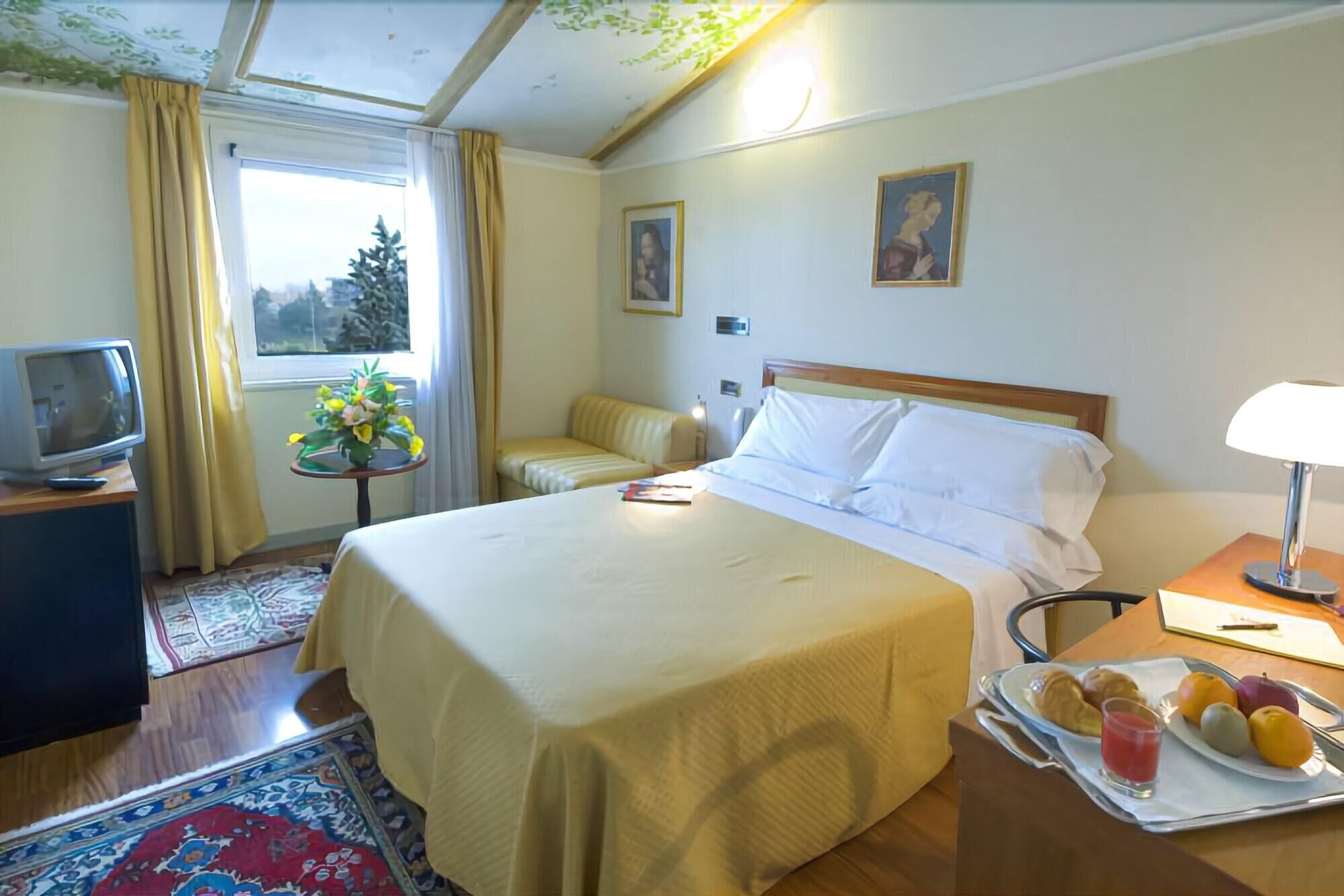 Minibar, in-room safe, soundproofing, free WiFi