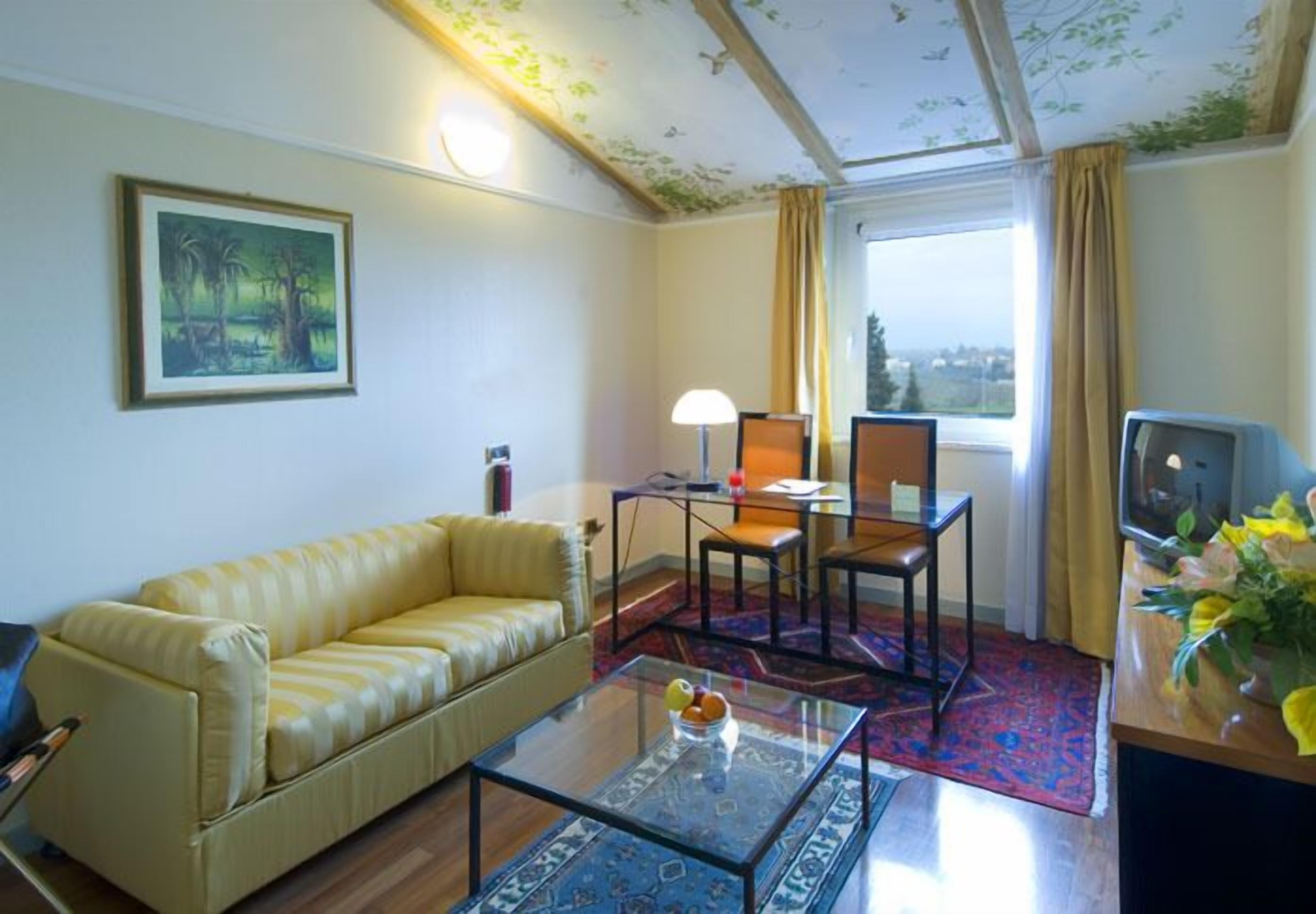 suite, 2 bedrooms | minibar, in-room safe, soundproofing, free wifi