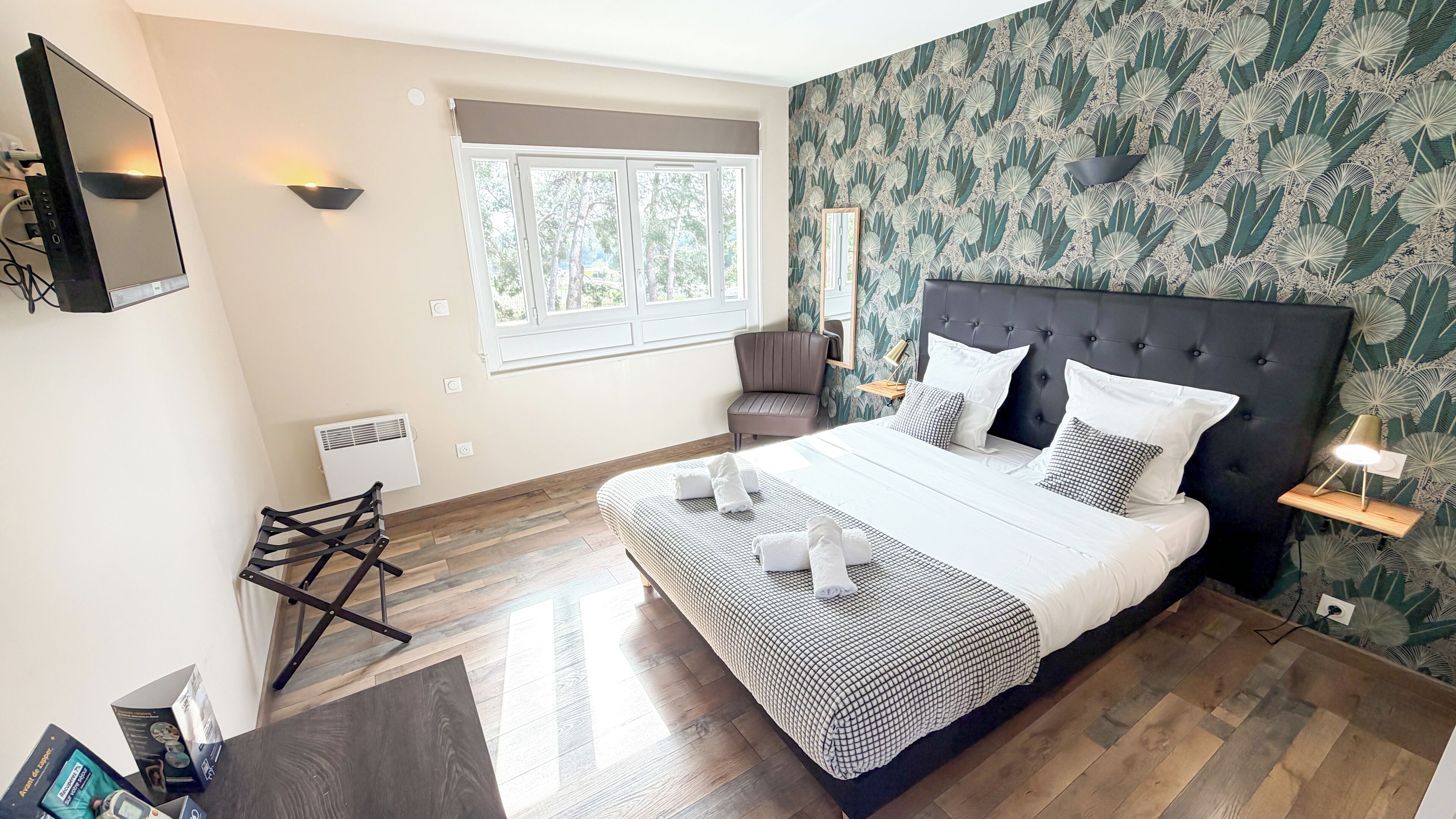 غرفة مزدوجة مريحة | طراز فريد لكل وحدة ومكتب ومساحة عمل للكمبيوتر المحمول ومكواة/لوح كي