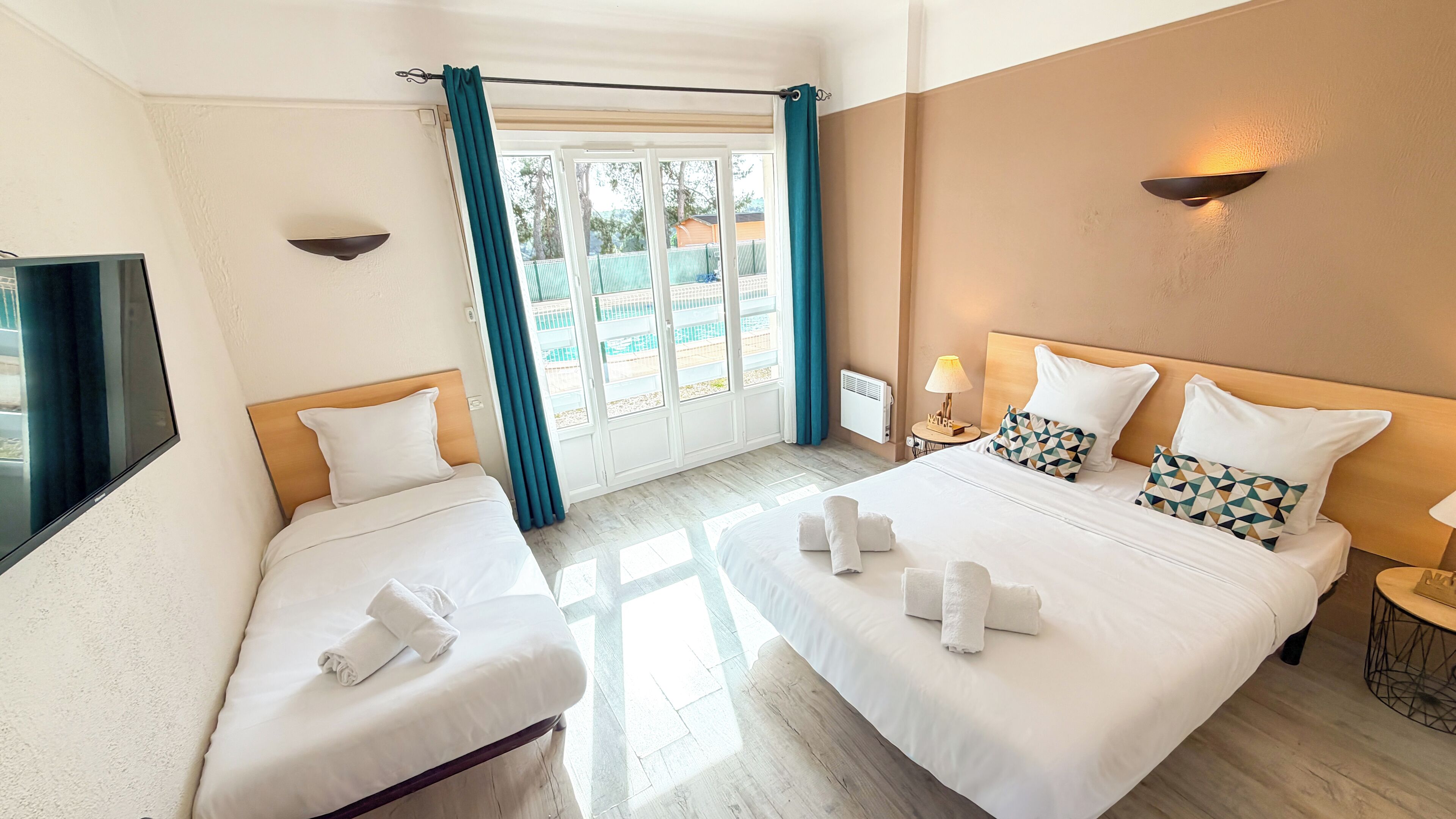 غرفة عادية ثلاثية | طراز فريد لكل وحدة ومكتب ومساحة عمل للكمبيوتر المحمول ومكواة/لوح كي