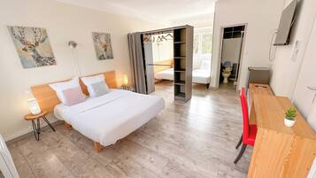 Familie vierpersoonskamer, Meerdere bedden, gedeeltelijk uitzicht op zee | Individueel gemeubileerd, een bureau, een laptopwerkplek