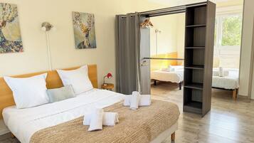 Familie vierpersoonskamer, meerdere bedden, gedeeltelijk uitzicht op zee | Individueel gemeubileerd, een bureau, een laptopwerkplek