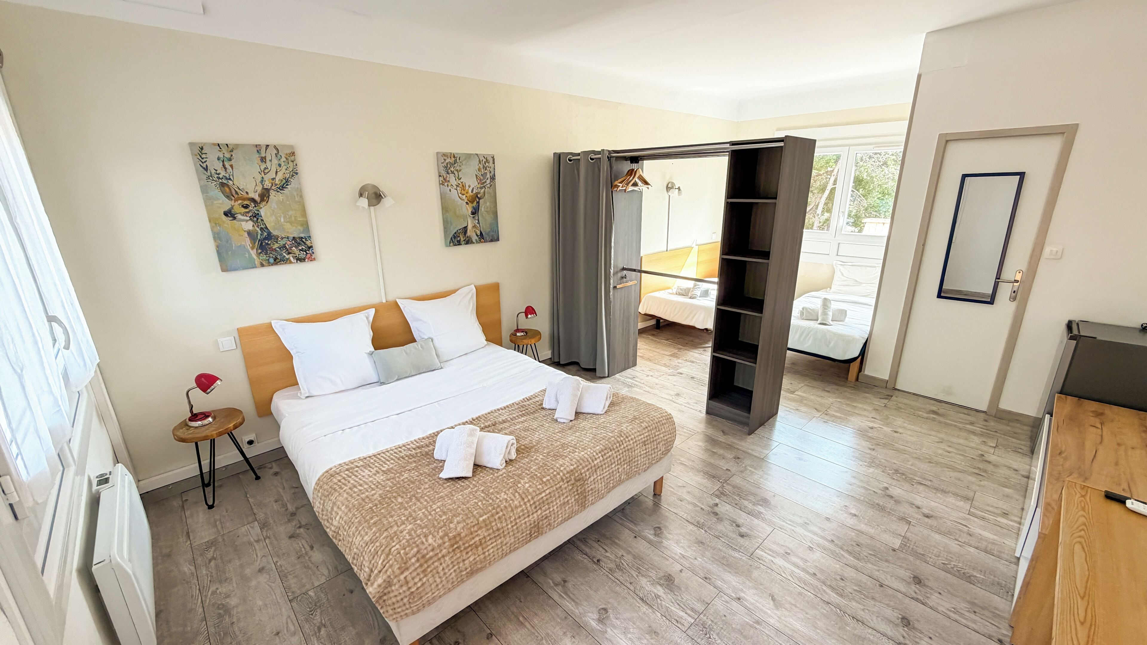 غرفة عائلية رباعية - عدة أسرّة - بمنظر جزئي للبحر | طراز فريد لكل وحدة ومكتب ومساحة عمل للكمبيوتر المحمول ومكواة/لوح كي