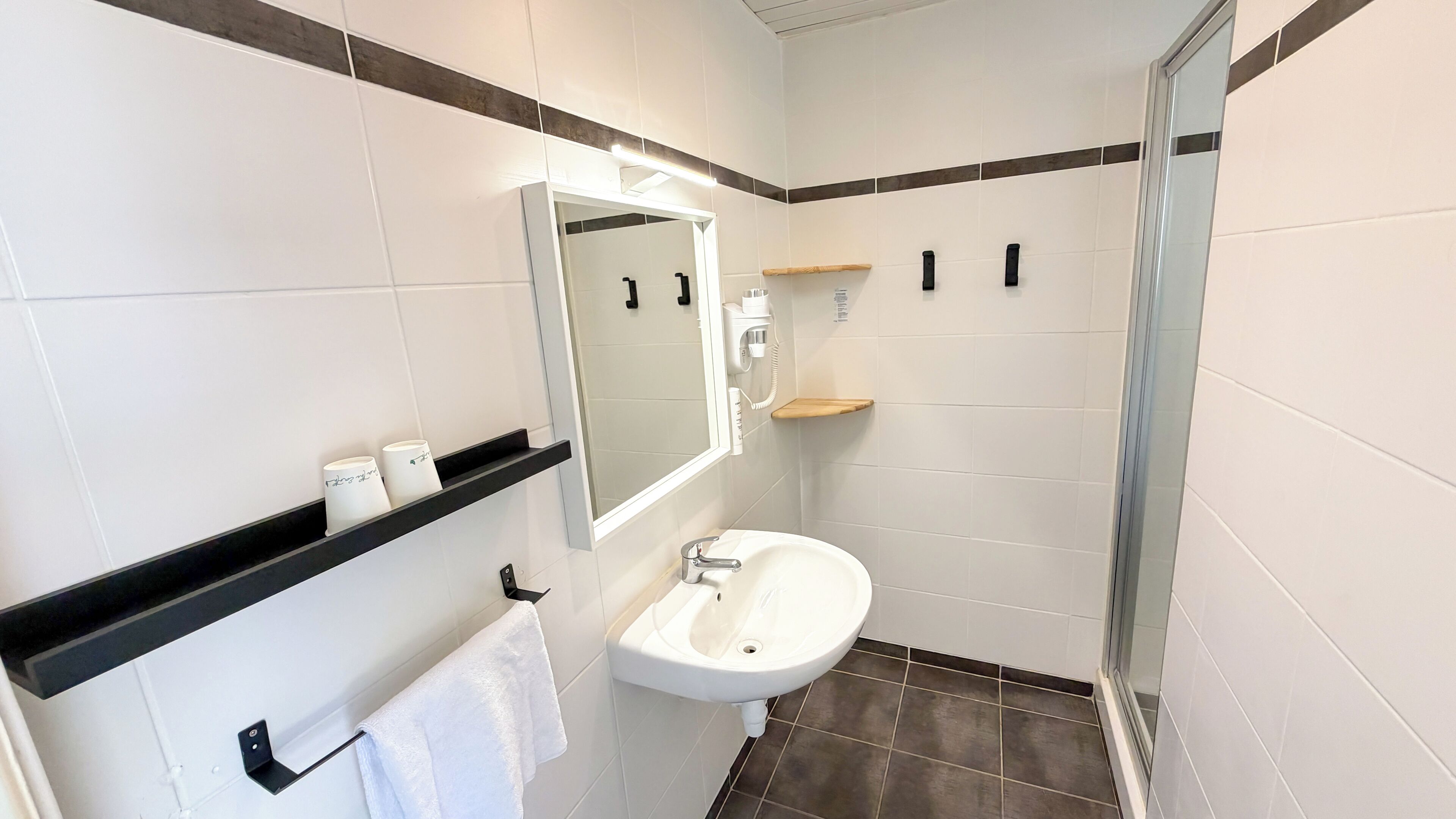 طراز فريد لكل وحدة ومكتب ومساحة عمل للكمبيوتر المحمول ومكواة/لوح كي