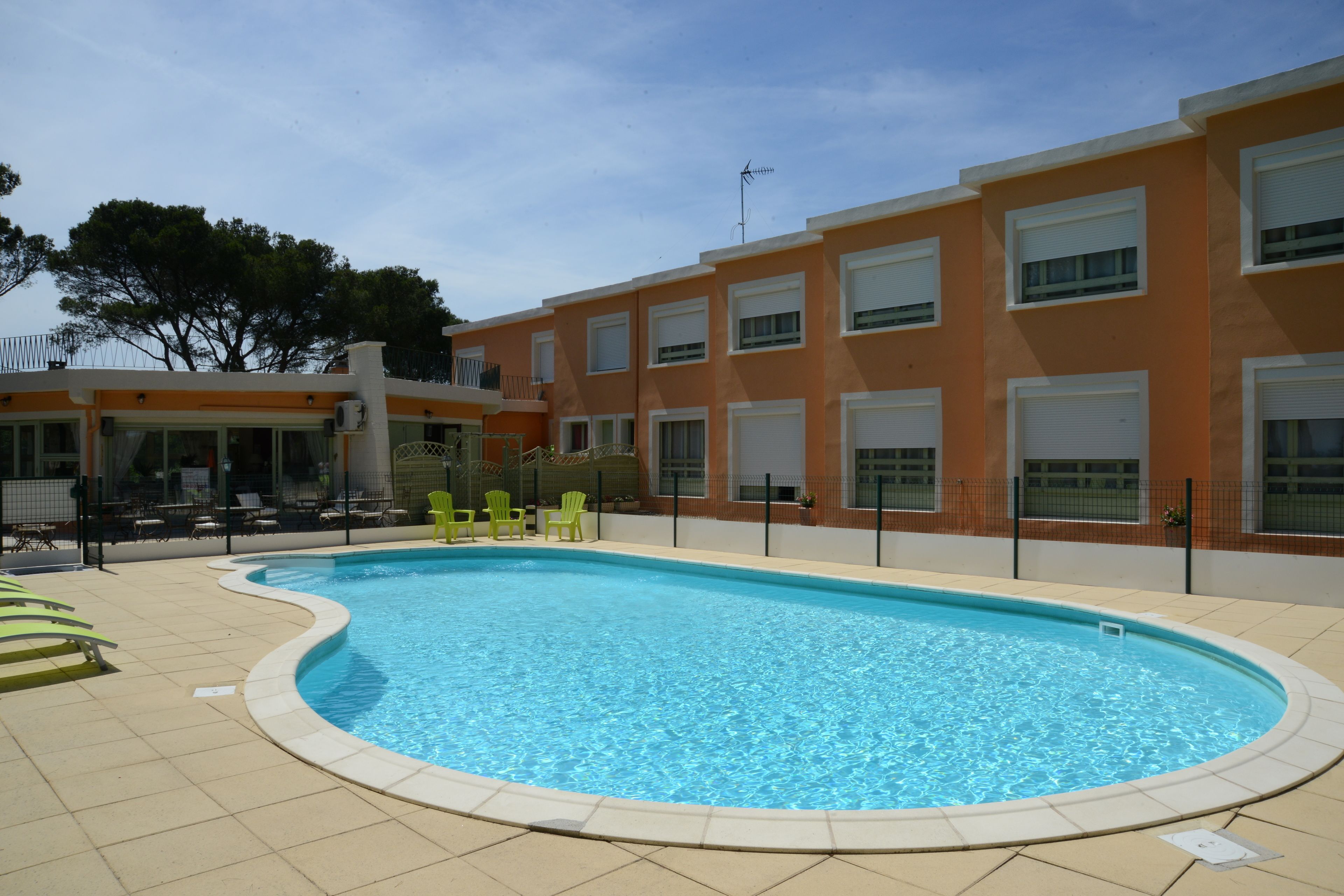 季節性室外游泳池，開放時間為 10:00 至 20:00，提供泳池遮陽傘和日光浴躺椅