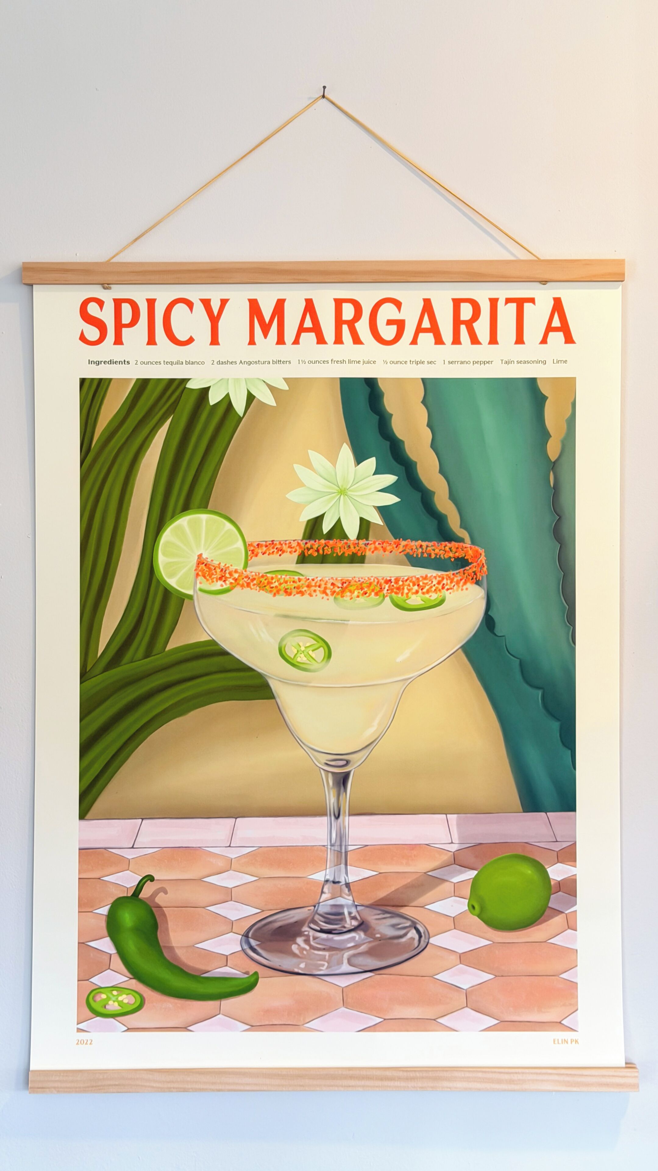 Póster de una margarita picante con sus ingredientes, una rodaja de lima como adorno y un chile verde sobre una superficie de azulejos.
