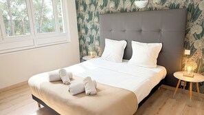 Premium bedding, individually furnished, desk, laptop workspace - Hotel Les Rocailles (Montagnac)
