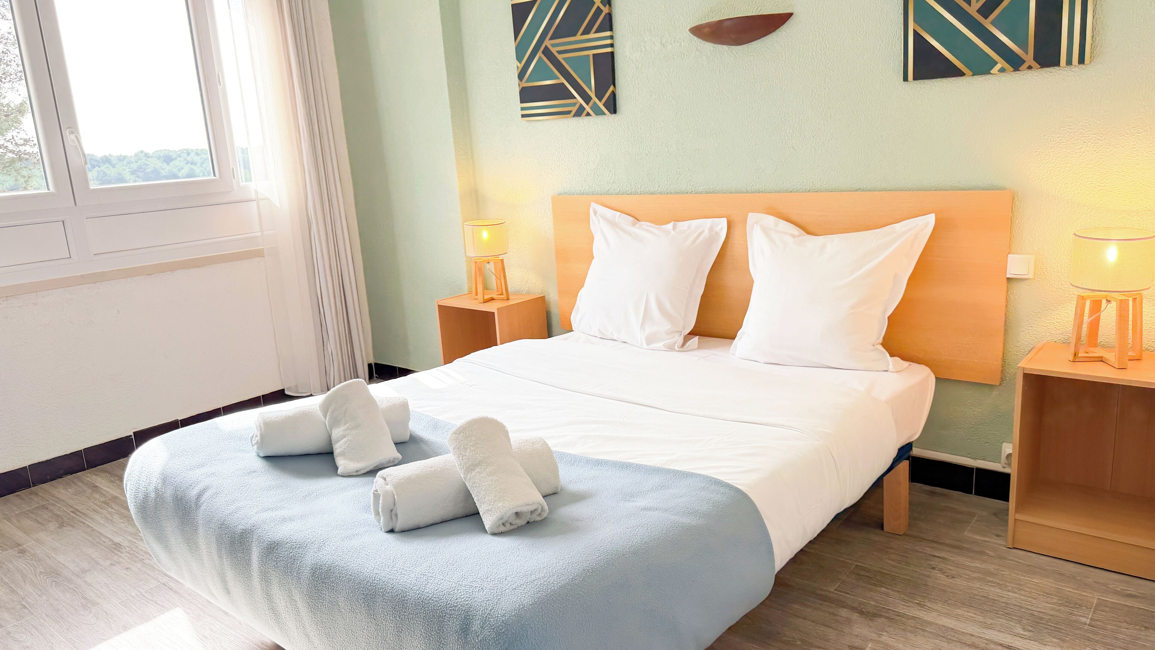 غرفة مزدوجة عادية | طراز فريد لكل وحدة ومكتب ومساحة عمل للكمبيوتر المحمول ومكواة/لوح كي