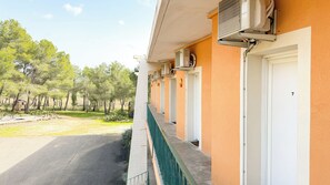Handrails in hallways - Hotel Les Rocailles (Montagnac)