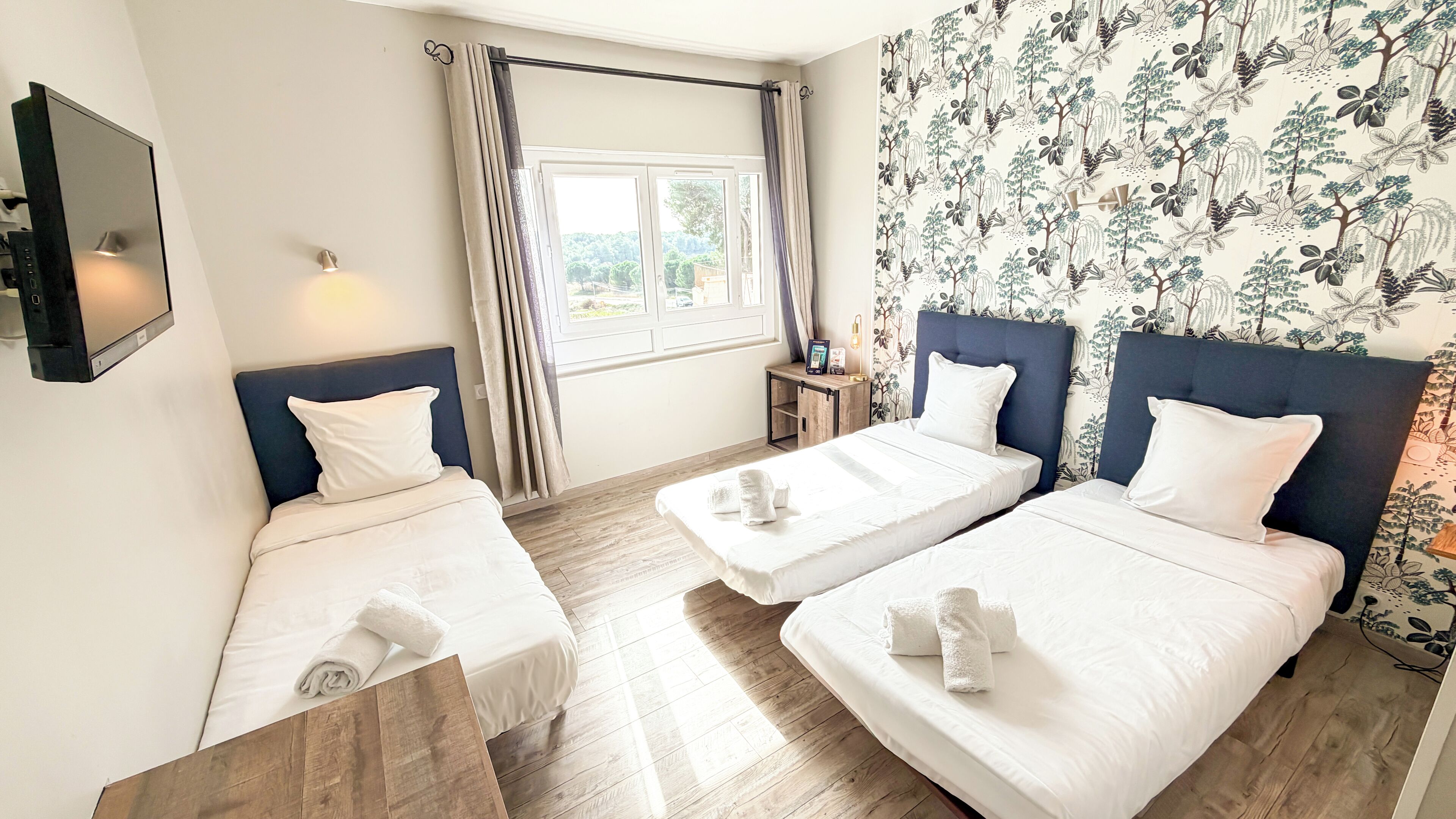 غرفة عائلية ثلاثية | طراز فريد لكل وحدة ومكتب ومساحة عمل للكمبيوتر المحمول ومكواة/لوح كي