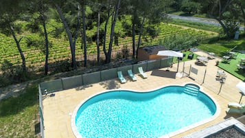 Een seizoensgebonden buitenzwembad en parasols bij het zwembad